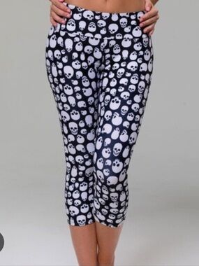 Skull Print Capri Leggings Onzie Size S / M